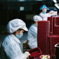 周弋在路由器旁检查网络设置的编辑工作照