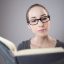 读者小满的头像，暖色背景下的圆形剪影